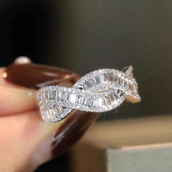 NEW 18k White Gold Diamond Baguette Cut Ring Twist Ring - Picture 1 of 9